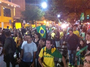 Manifestantes também foram para as ruas durante a noite dessa quinta-feira (18), em Maringá